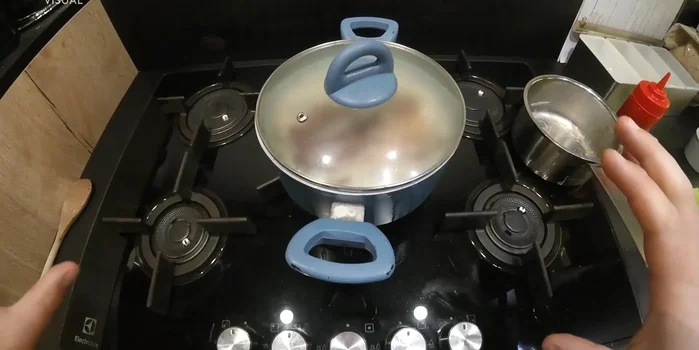 Coprire il tegame e cuocere a fuoco basso per circa 2 ore e mezza, rigirando le costine dopo circa un'ora.