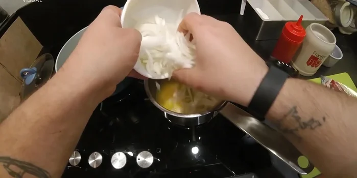 Aggiungere le cipolle e mescolare bene.