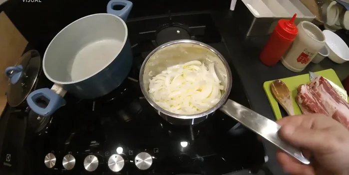 Cuocere le cipolle a fuoco basso per circa 45 minuti, fino a quando saranno brasate e cremose.