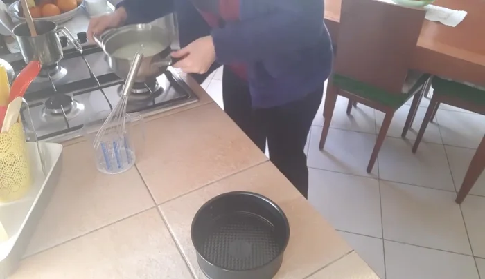 Versare il budino preparato in una teglia piccola e lasciarlo raffreddare a temperatura ambiente.