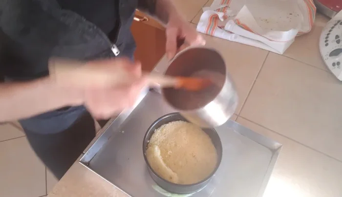 Bagnare leggermente il pan di Spagna con latte o un composto di latte e cioccolato fuso.