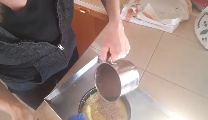 Posizionare il disco di pan di Spagna sulla superficie del budino al pistacchio ormai solidificato, premendo delicatamente per compattare.