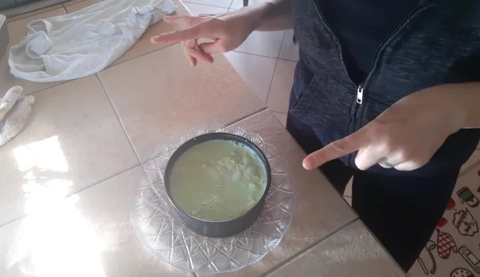 Preparare un'altra busta di budino al pistacchio e versarla sopra il pan di Spagna.