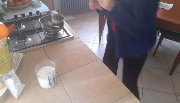 Preparare il budino al pistacchio seguendo le istruzioni sulla confezione. Utilizzare mezzo litro di latte per ogni busta.
