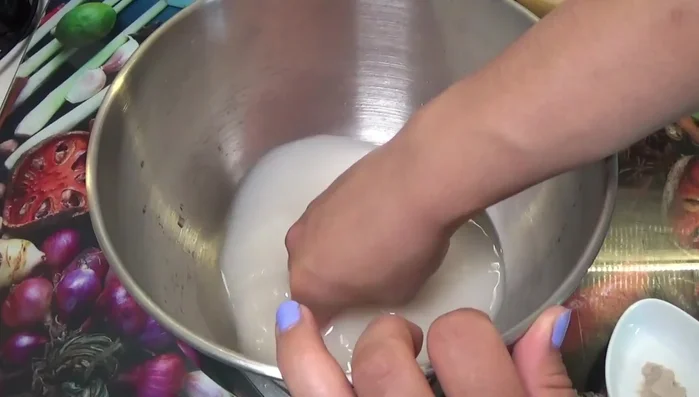 In una planetaria (o a mano), impastare la farina (300g Manitoba e 200g 00) con il composto di acqua e lievito. Aggiungere 10g di sale.