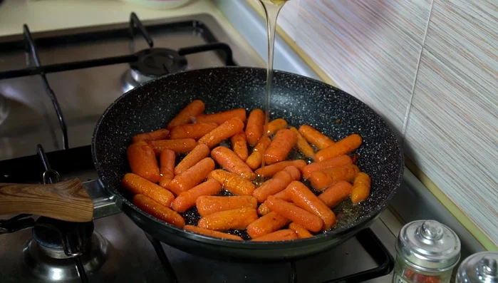 Aggiungere il miele e continuare a rosolare per altri 5 minuti, fino a quando le carote saranno lucide e croccanti.