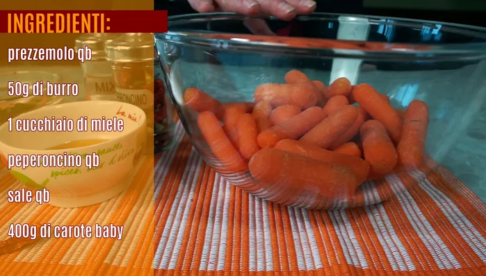 Lessare le carote baby per 5 minuti in acqua salata.