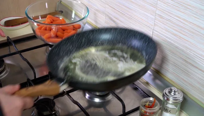 Sciogliere il burro in una padella.