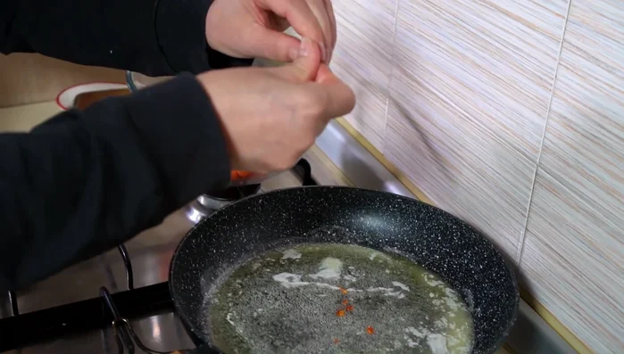 Aggiungere il peperoncino a piacere. (Il peperoncino verrà bilanciato dal miele)