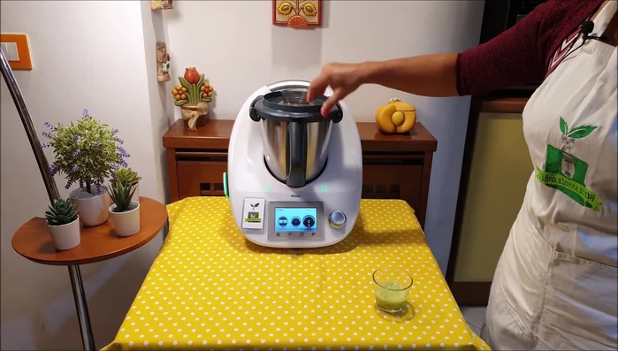 Tritare le carote per 5 secondi a velocità 5.