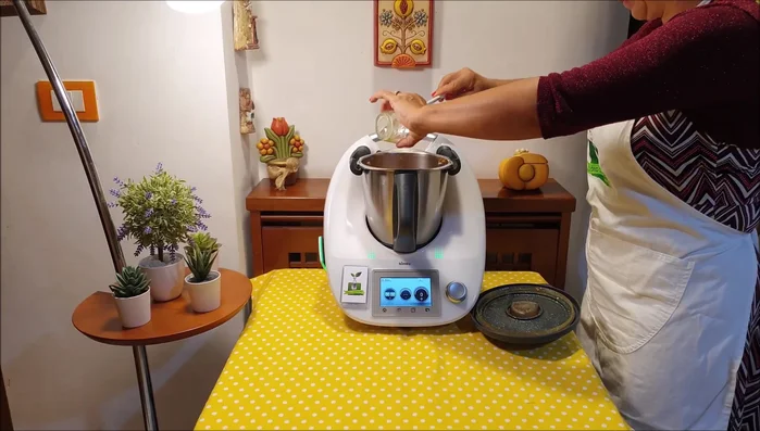 Aggiungere la salsa preparata al punto 1 e amalgamare per 10 secondi a velocità 2.