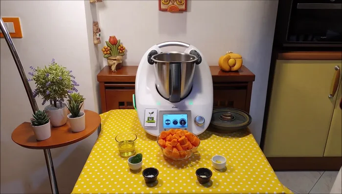 Nel boccale del Bimby, mettere il succo di limone, la scorza di limone, l'aglio senza anima, il sale, le foglioline di menta e l'olio EVO.