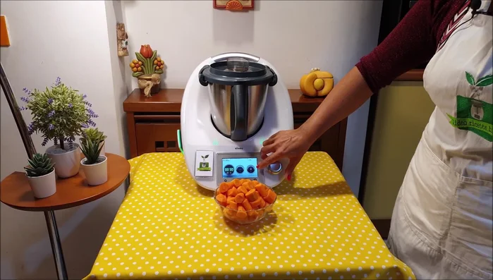 Azionare il Bimby per 30 secondi a velocità 10.