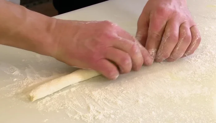 Cuocere gli gnocchi in acqua bollente salata fino a quando vengono a galla.