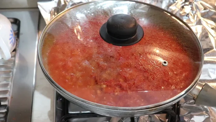 Aggiungere le foglioline di basilico e mescolare.