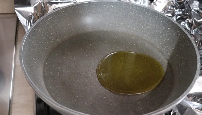 In una padella, mettere un po' d'olio e l'aglio schiacciato. Rosolare l'aglio a fuoco medio, quindi rimuoverlo.