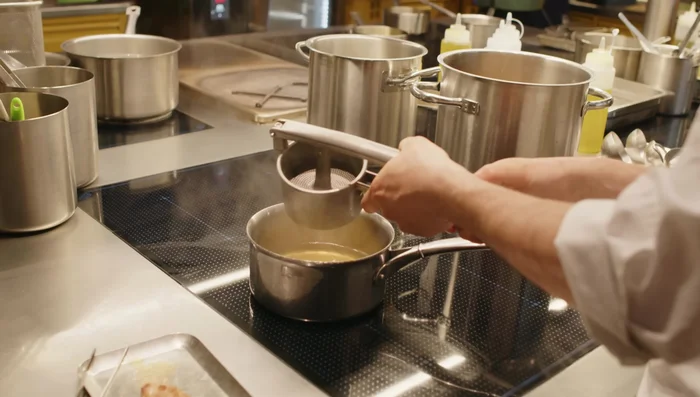 Utilizzando uno schiacciapatate, raccogliere i succhi della carne e aggiungerli al brodo filtrato (175.36). Ridurre il brodo arricchito con i succhi di carne fino ad ottenere un brodo denso (220.519).