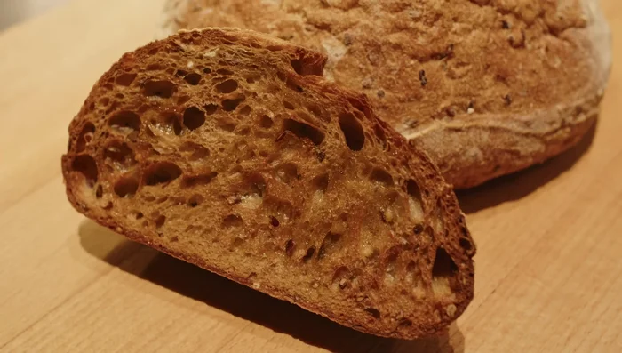 Lasciare raffreddare il brodo. Questo sarà utilizzato per bagnare il pane (239.519). Immergere il pane vecchio nel brodo, capovolgendolo di tanto in tanto fino a completa imbibizione (264.68).