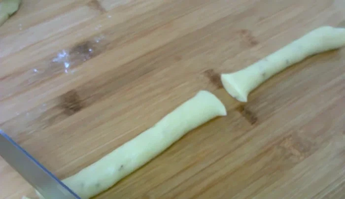 Dividiamo il cordoncino in due o tre parti, ricavando piccoli cordoncini di circa 12 cm di lunghezza.
