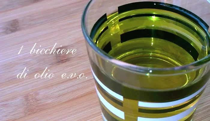 Aggiungiamo, alternandoli, l'olio extravergine di oliva e il vino bianco al centro della fontana di farina.