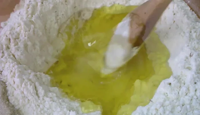Mescoliamo bene con un cucchiaio di legno, aggiungendo poco alla volta vino e olio fino ad esaurimento degli ingredienti.