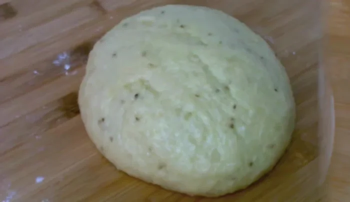 Preriscaldiamo il forno a 180°C. Riprendiamo l'impasto e lo lavoriamo per qualche minuto.