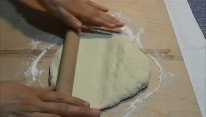 Stendete l'impasto con un mattarello o con le mani, formando una base per pizza della grandezza desiderata.