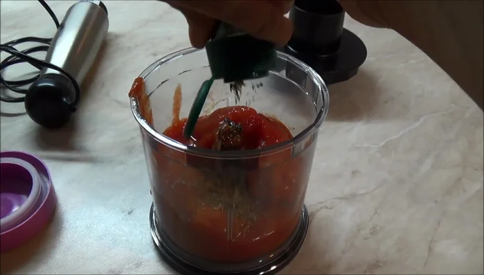 Frullate i pelati con l'origano e il sale fino ad ottenere una salsa liscia.