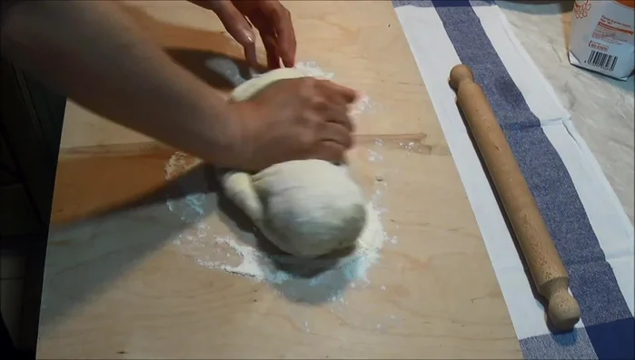 Trasferite l'impasto sulla spianatoia infarinata e lavoratelo per qualche minuto fino a renderlo liscio ed elastico.