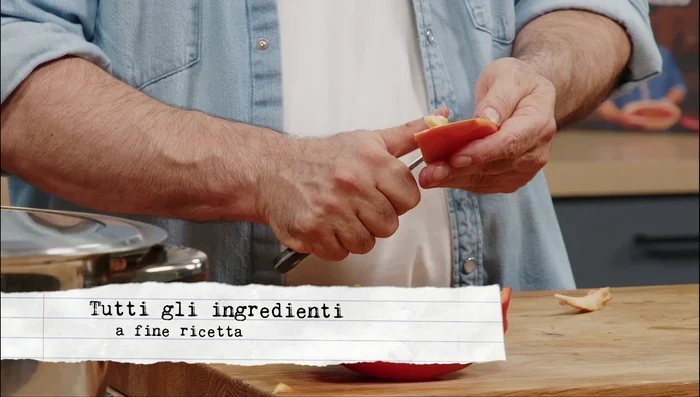 Togliere la parte filamentosa dal peperone rosso e tagliarlo a dadini.