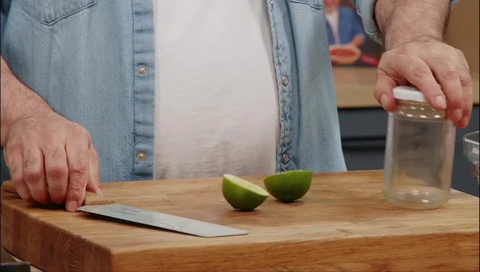 Preparare la salsa di condimento: mescolare il succo di lime, la paprika, la salsa piccante (a piacere), e l'olio fino a creare un'emulsione.