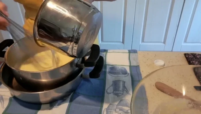Aggiungere aromi alla crema pasticcera: Aggiungere la scorza di limone e la vaniglia.