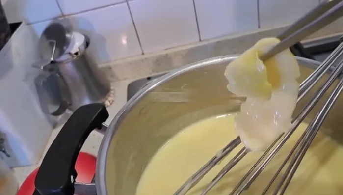 Frullare la frutta: utilizzare un frullatore a immersione per creare una purea.