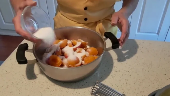 Cuocere la frutta: aggiungere lo zucchero e cuocere a fuoco lento per 10-15 minuti.
