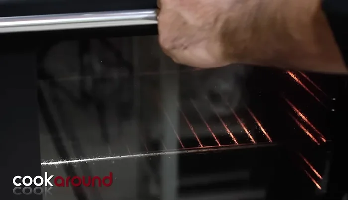 Cuocere nuovamente in forno a 200°C per altri 20 minuti, finché non saranno gratinate (231.439).