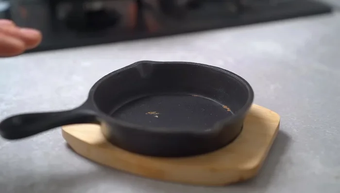 Togliere le spezie, servire in un piatto o in un pentolino di ghisa.