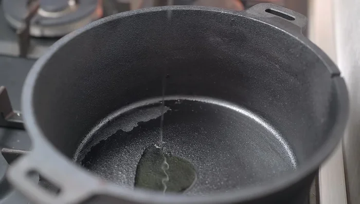 Mettere l'olio in una pentola di ghisa e far sudare le verdure tritate. Aggiungere il sale.