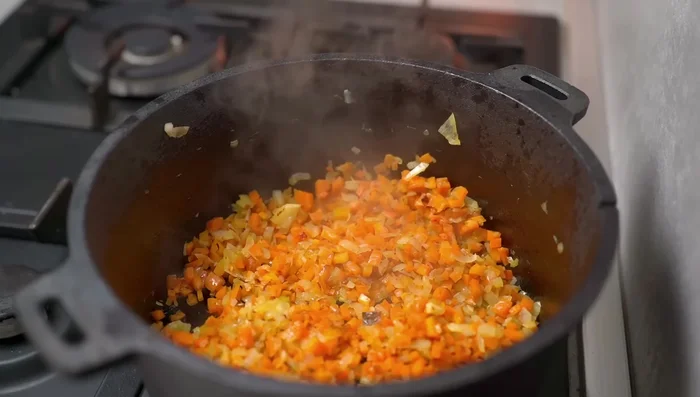 Dopo circa 10 minuti, aggiungere il concentrato di pomodoro e farlo rosolare.