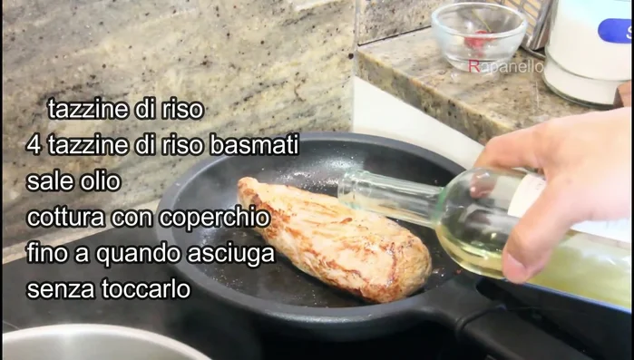 Sfumare con il vino bianco: aggiungere mezzo bicchiere di vino bianco e lasciarlo evaporare.
