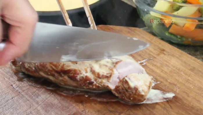 Tagliare il filetto: appena prima di servire, tagliare il filetto a fette di circa un centimetro di spessore.
