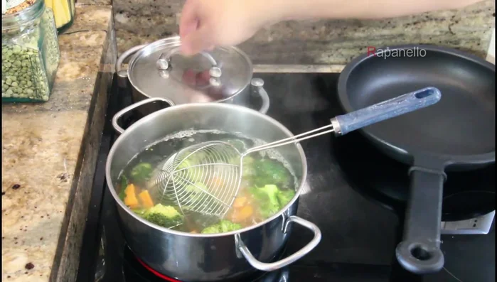 Preparare le verdure: lessarle per 3 minuti in acqua con un cucchiaino di aceto.
