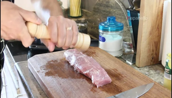 Condire il filetto: aggiungere pepe fresco, sale e massaggiare bene la carne.