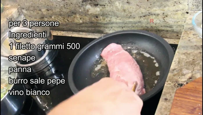 Rosolare il filetto: sciogliere il burro in una padella a fuoco forte, aggiungere il filetto e farlo rosolare su entrambi i lati, muovendolo spesso per evitare punti scuri.