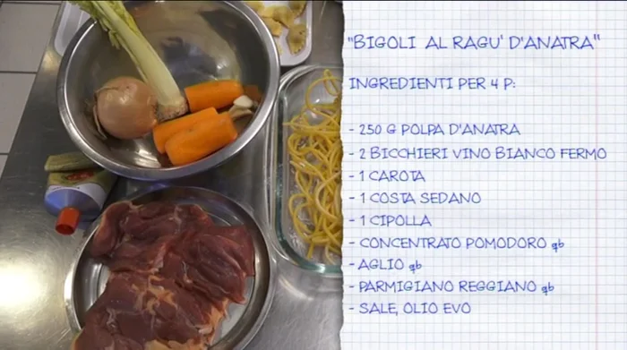 Macinare la cipolla, il sedano, la carota e l'aglio.
