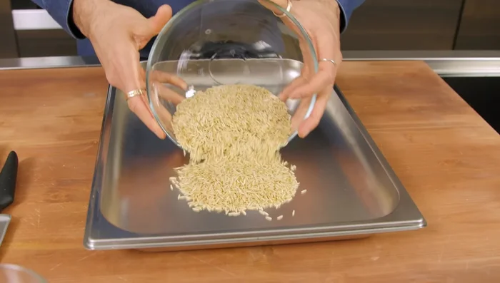 Disporre il riso in una teglia non forata con il doppio della sua quantità di acqua.