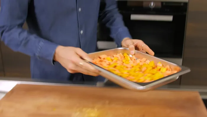 Infornare tutti gli ingredienti e cuocere a vapore a 100 gradi per circa 20 minuti.