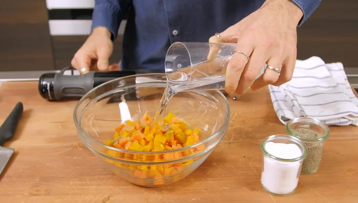 Frullare con un frullatore a immersione, aggiungendo altra acqua per ottenere la consistenza desiderata.