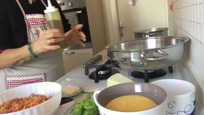 Tritare finemente sedano, carote e cipolla. [205.41]