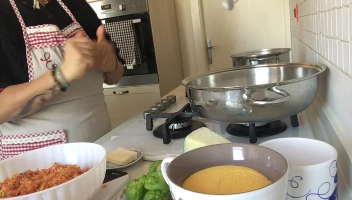 In una pentola, riscaldare l'olio extravergine d'oliva e rosolare le verdure tritate. [210.13]