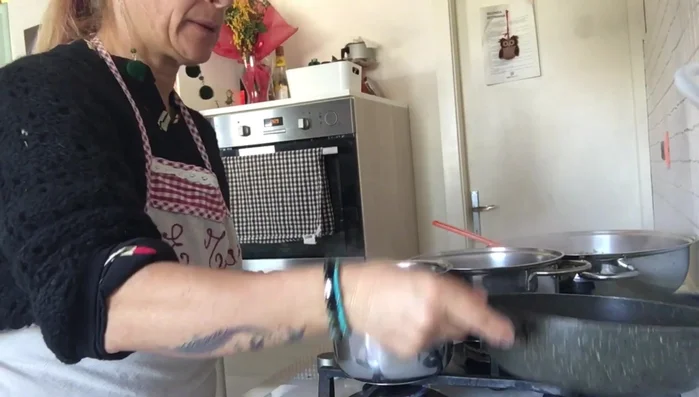 In una padella a parte, rosolare zucchine e peperoni tagliati a tocchetti, aggiungendo un pizzico di sale e basilico. [314.5]